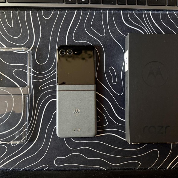 Motorola Razr (2024) - Unlocked, Gray, 256 GB, 8 GB