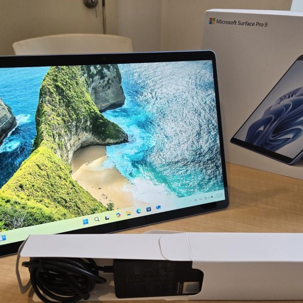 Microsoft Surface Pro 9 - Wi-Fi, 256 GB, Sapphire, 8 GB, Intel Core i5, Wi-Fi