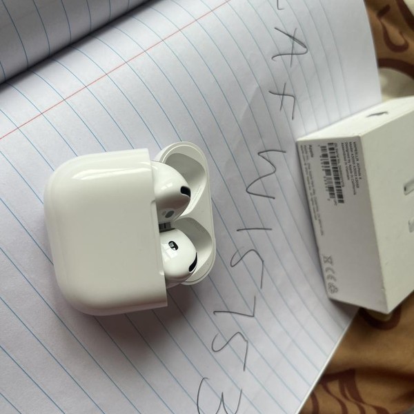 Apple AirPods (4th Gen) - Standard