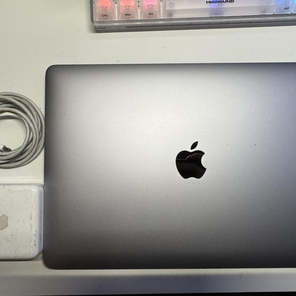 MacBook Pro 2019 - 13 inch - 128 GB, Silver, 8 GB, Intel Core i5