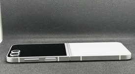 Good
													Samsung Galaxy Z Flip6 - Unlocked, White, 512 GB, 12 GB, SM-F741U1, photo 3 of 3