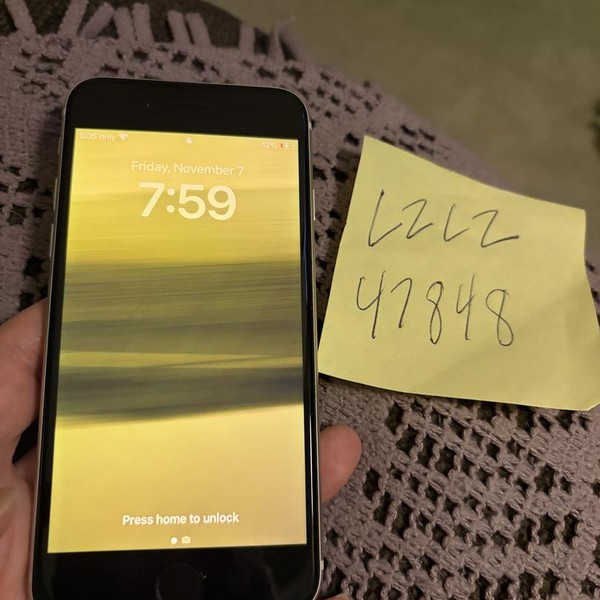 Apple iPhone SE 3rd Gen 2022 - Unlocked, 128 GB, Starlight, A2595