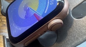 Fair
													Apple Watch SE 1st Gen 40mm - Unlocked, Gold, A2353 - Cellular, Aluminum, photo 2 of 8