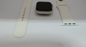 Fair
													Apple Watch SE 2nd Gen 40mm - Unlocked, Starlight, A2726 - Cellular, Aluminum, photo 1 of 3