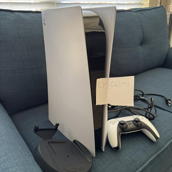 PlayStation 5 Standard Edition (2020) - White, 825 GB, Standard Edition