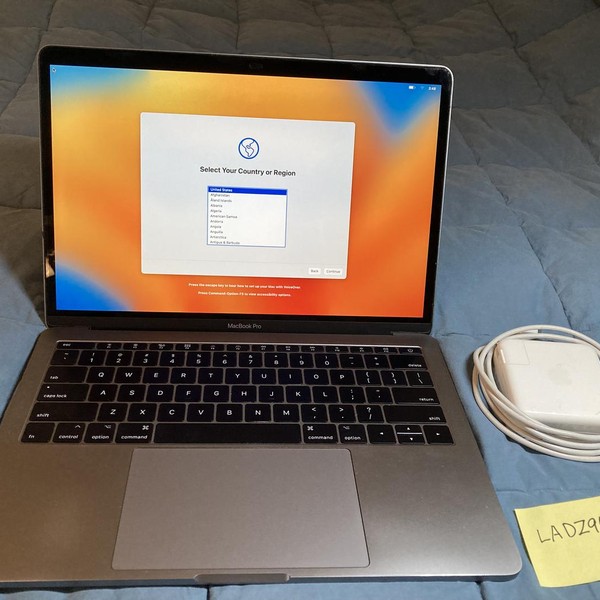 MacBook Pro 2017 (No Touch Bar) - 13 inch - 256 GB, Gray, 8 GB, Intel Core i5