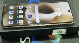 Good
													Motorola Razr Ultra (2025) - Unlocked, PANTONE Mountain Trail, 512 GB, 16 GB, photo 3 of 10