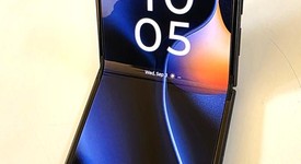 Mint
													Motorola Razr (2025) - Unlocked, Blue, 256 GB, 8 GB, photo 4 of 12