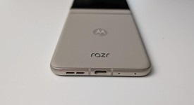 Mint
													Motorola Razr (2024) - Unlocked, Sand, 256 GB, 8 GB, photo 4 of 8