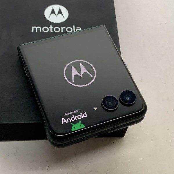 Motorola Razr Ultra (2025) - Unlocked, 512 GB, PANTONE Scarab, 16 GB