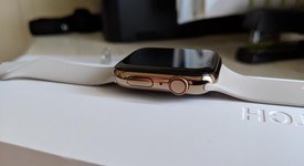 Good
													Apple Watch Series 4 44mm - Unlocked, Gold, A1976 - Cellular, Stainless, photo 2 of 6
