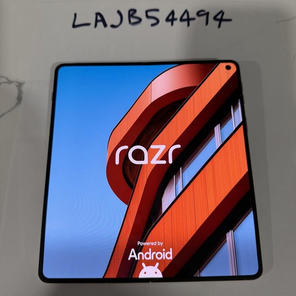 Motorola Razr Fold - Unlocked, 512 GB, PANTONE Lily White