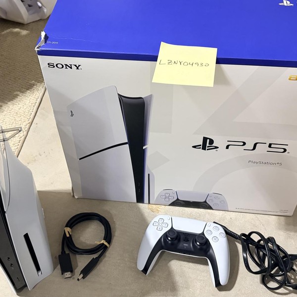 PlayStation 5 Standard Edition (2020) - 825 GB, White, Standard Edition