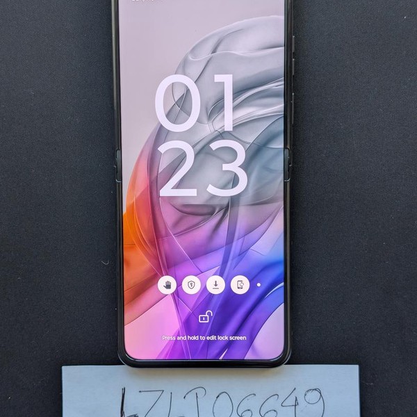 Motorola Razr (2024) - Unlocked, 256 GB, Gray, 8 GB