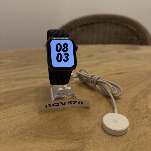 Apple Watch SE 1st Gen 40mm - Unlocked, Gray, A2353 - Cellular, Nike