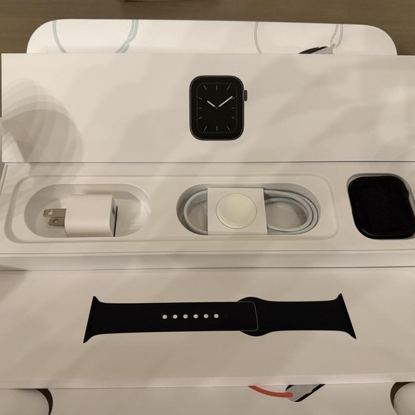 Apple Watch Series 5 44mm - Gray, A2093 - GPS, Aluminum