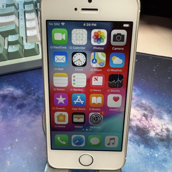 Apple iPhone SE 1st Gen 2016 - Unlocked, 32 GB, Silver, A1723