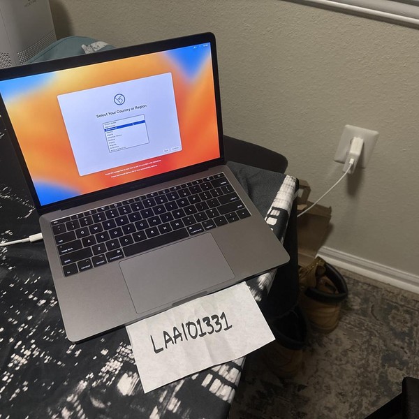 MacBook Pro 2017 (No Touch Bar) - 13 inch - 256 GB, Gray, 8 GB, Intel Core i5