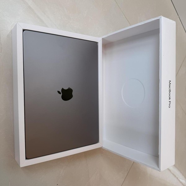 MacBook Pro Late 2023 (M3) - 14 inch - 1 TB, Silver, 16 GB, Apple M3, 10-core GPU