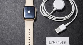 Good
													Apple Watch SE 2nd Gen 40mm - Unlocked, Starlight, A2726 - Cellular, Aluminum, photo 1 of 2