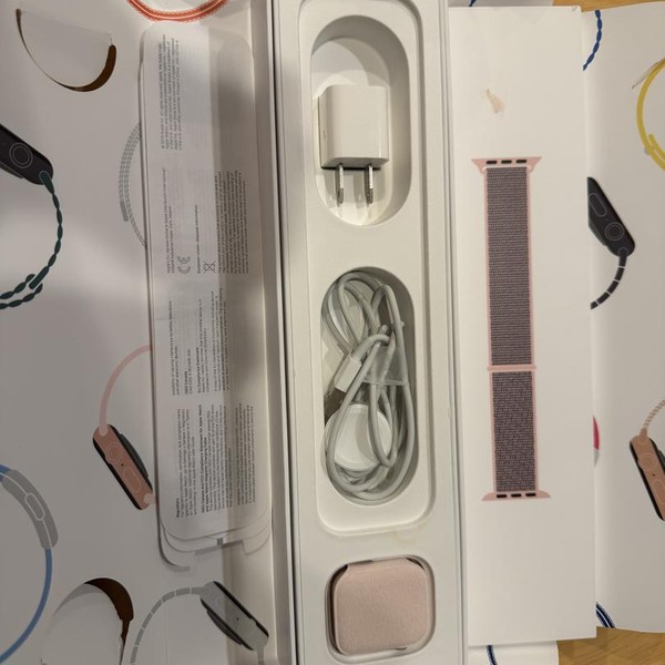 Apple Watch Series 4 40mm - Gold, A1977 - GPS, Aluminum