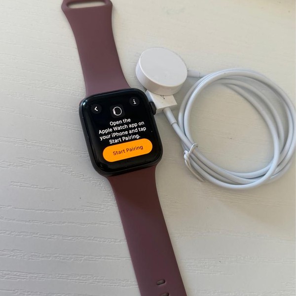 Apple Watch SE (1st Gen) 44mm - Gray, A2352 - GPS, Aluminum