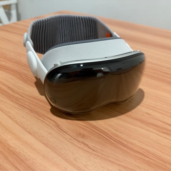 Apple Vision Pro - 1TB - LALN24220 - Swappa