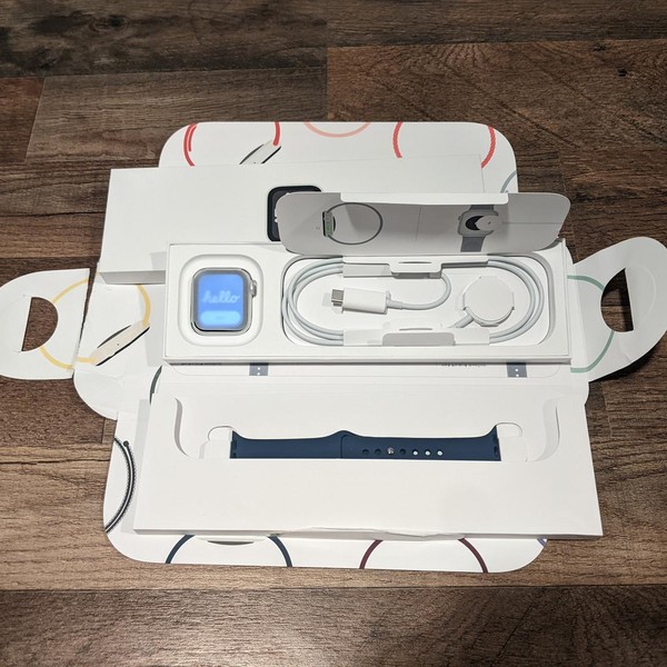 Apple Watch SE 2nd Gen 40mm - Silver, A2722 - GPS, Aluminum