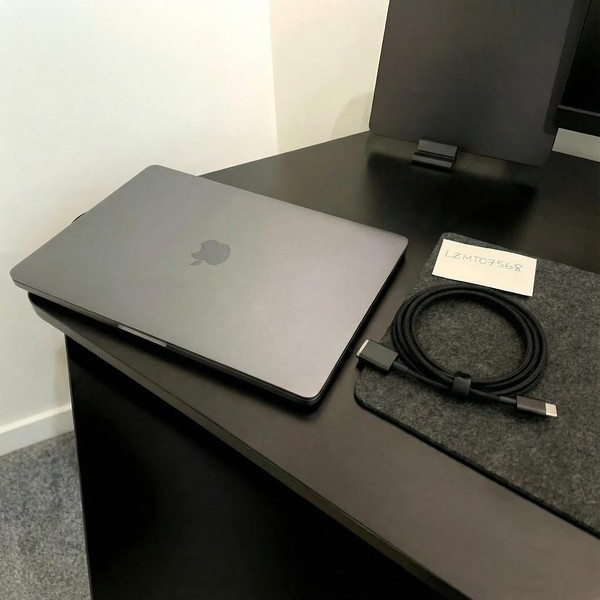 MacBook Pro 2021 - 16 inch - 1 TB, Silver, 64 GB, Apple M1 Max