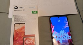 Mint
													Motorola Razr (2024) - Unlocked, Orange, 256 GB, 8 GB, photo 4 of 8