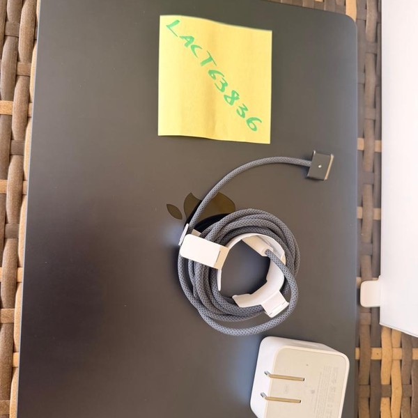 MacBook Air 2022 (M2) - 13 inch - 512 GB, Midnight, 8 GB, Apple M2