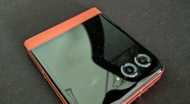 Mint
													Motorola Razr (2024) - Unlocked, Orange, 256 GB, 8 GB, photo 5 of 8