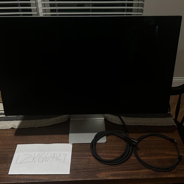 Apple Studio Display 2022 - Standard Glass, Tilt Adjustable Stand