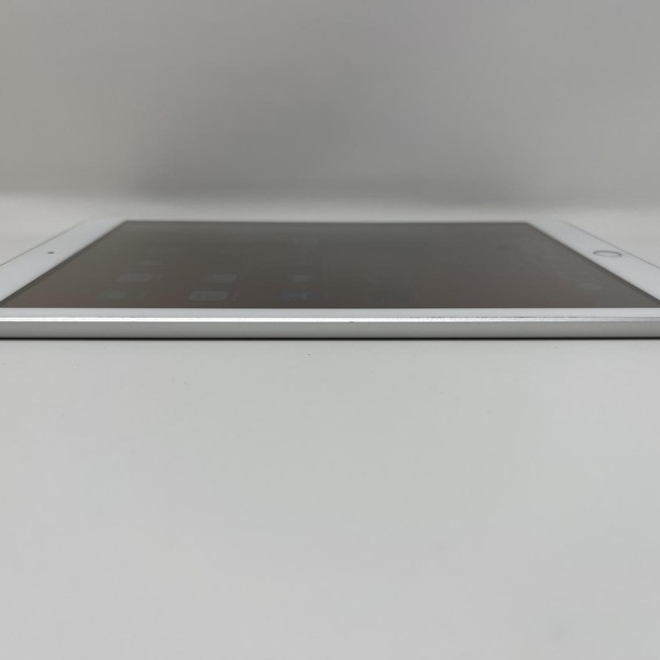 Apple iPad 5th Gen - Wi-Fi, 32 GB, Silver, A1822
