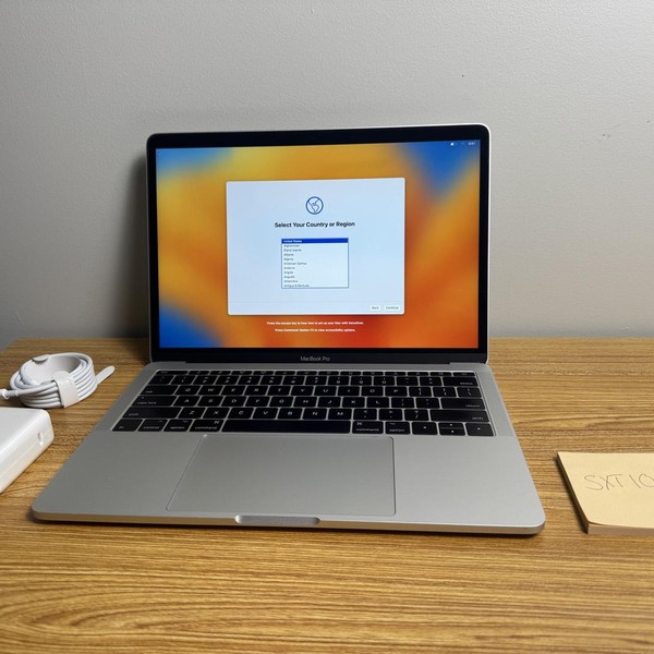 MacBook Pro 2017 (No Touch Bar) - 13 inch - 256 GB, Silver, 8 GB, Intel Core i5