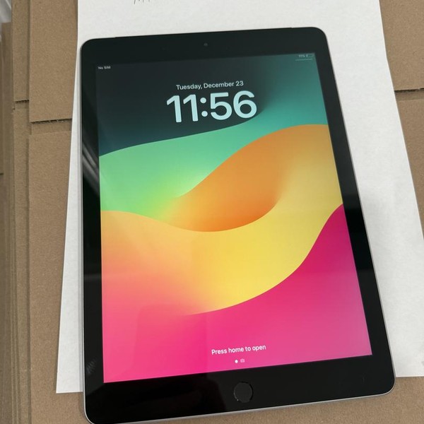 Apple iPad 6th Gen - Unlocked, 32 GB, Gray, A1954