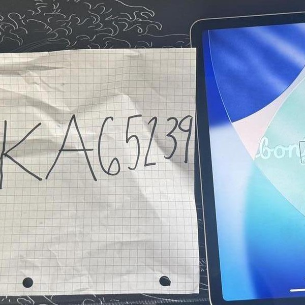 Apple iPad Air 5th Gen - Wi-Fi, 256 GB, Starlight, A2588