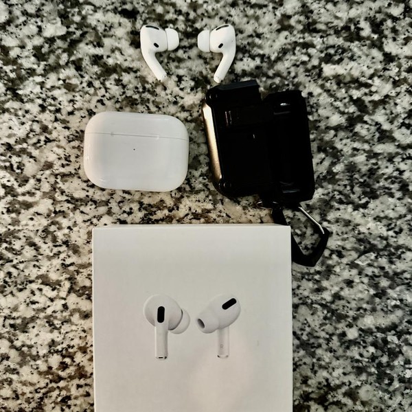 Apple AirPods Pro - Wireless Case