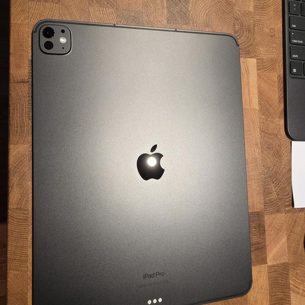 Apple iPad Pro 13 inch (M4) 2024 - Unlocked, 256 GB, Black, 8 GB, A2926, Standard Glass