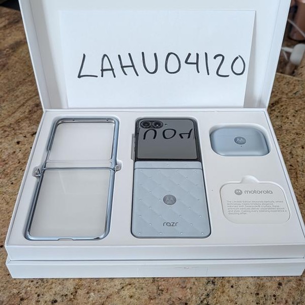 Motorola Razr (2025) - Unlocked, 256 GB, Blue, 8 GB