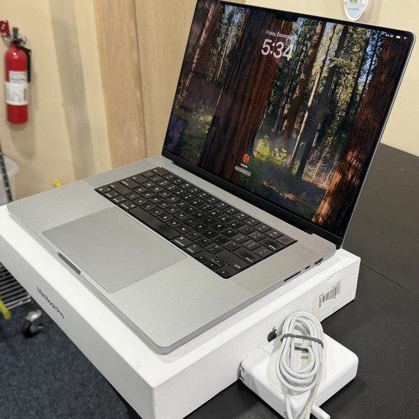 MacBook Pro 2021 - 16 inch - 1 TB, Gray, 32 GB, Apple M1 Pro 10-core