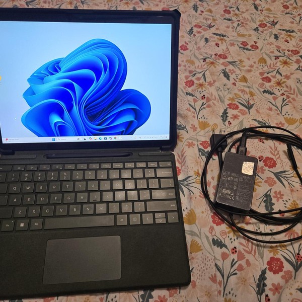 Microsoft Surface Pro 9 - Wi-Fi, 256 GB, Graphite, 16 GB, Intel Core i7, Wi-Fi