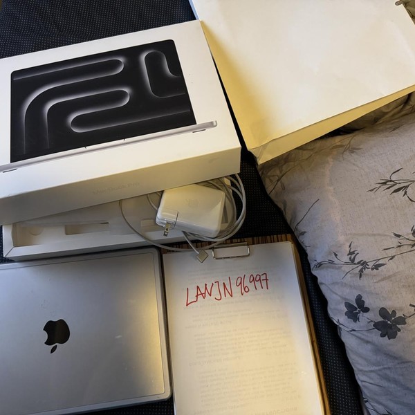 MacBook Pro Late 2023 (M3) - 14 inch - 1 TB, Silver, 96 GB, Apple M3 Max 14-core, 30-core GPU