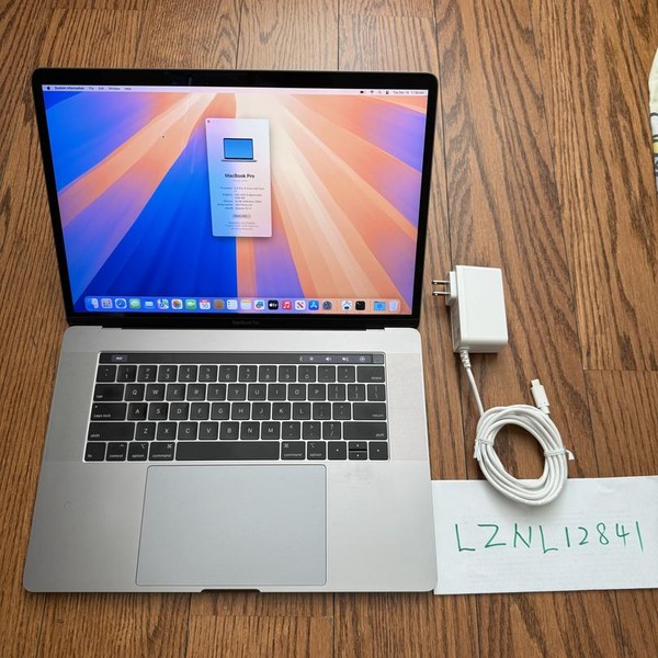 MacBook Pro 2019 - 15 inch - 256 GB, Gray, 16 GB, Intel Core i7