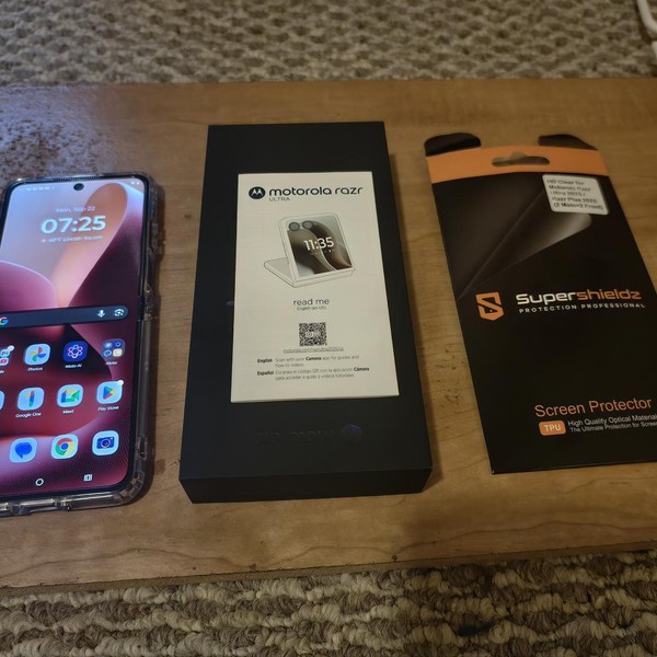 Motorola Razr Ultra (2025) - Unlocked, PANTONE Rio Red, 1 TB, 16 GB