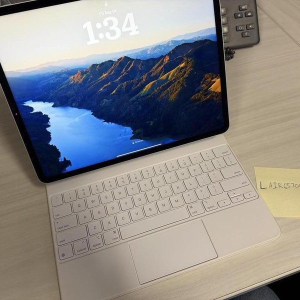 Apple iPad Pro 12.9 inch 6th Gen 2022 - Unlocked, 128 GB, Silver