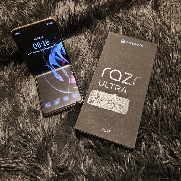 Motorola Razr Ultra (2025) - Unlocked, 512 GB, PANTONE Mountain Trail, 16 GB