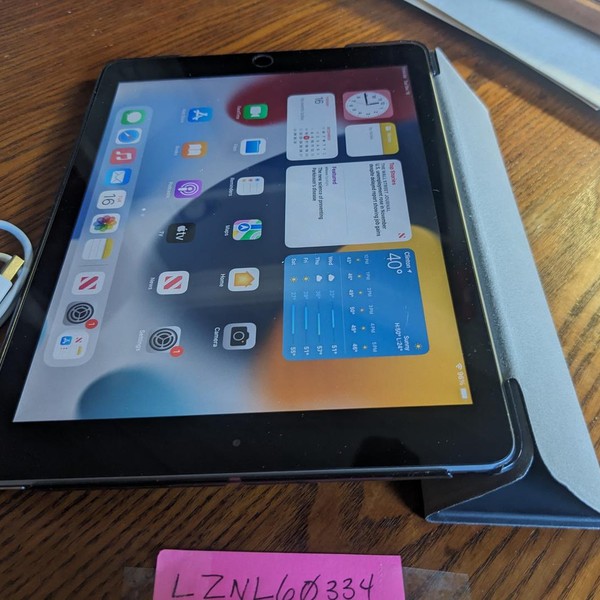 Apple iPad 5th Gen - Wi-Fi, 32 GB, Gray, A1822