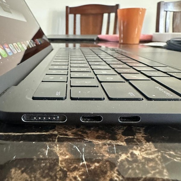 MacBook Air 2022 (M2) - 13 inch - 256 GB, Midnight, 8 GB, Apple M2