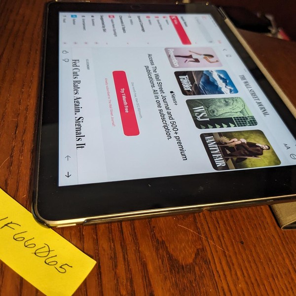 Apple iPad 5th Gen - Wi-Fi, 32 GB, Gray, A1822